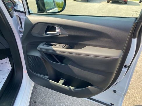 New 2025 Chrysler Pacifica Select w/ Fav Edition Package FWD image 35