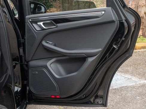 Certified 2025 Porsche Macan AWD/4WD image 35