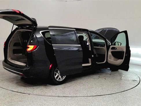 Used 2024 Chrysler Pacifica Touring-L image 12