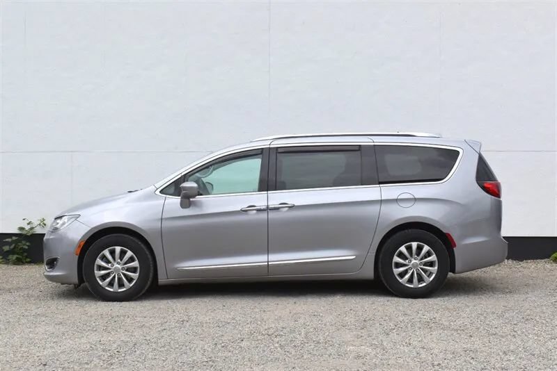 Used 2018 Chrysler Pacifica Touring-L FWD image 9