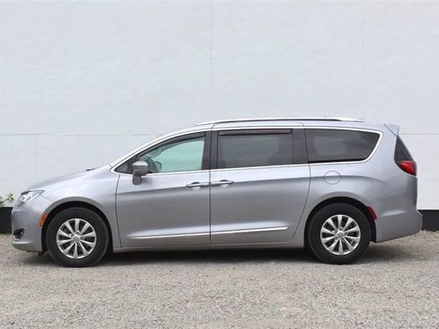 Used 2018 Chrysler Pacifica Touring-L FWD image 9
