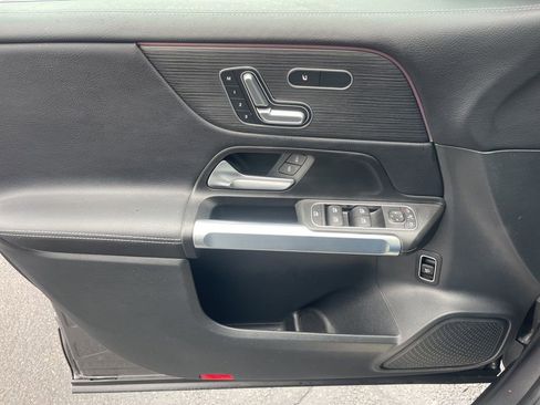 Used 2023 Mercedes-Benz GLB 250 4MATIC image 9