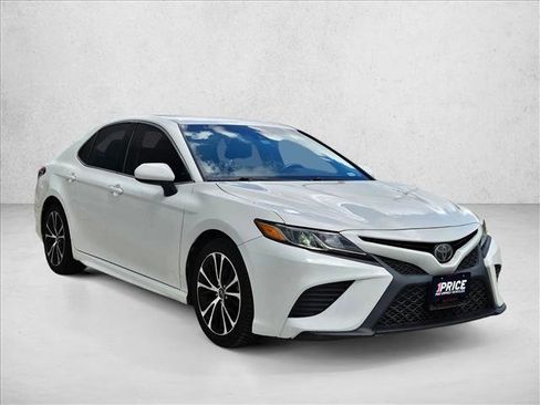 Used 2018 Toyota Camry SE FWD image 3