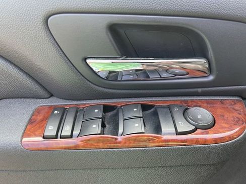 Used 2010 Chevrolet Suburban LT image 16