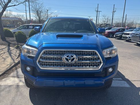 Used 2017 Toyota Tacoma TRD Sport image 2