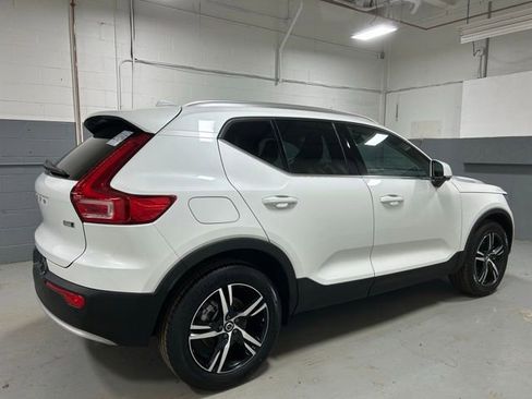 Used 2025 Volvo XC40 B5 Core AWD/4WD image 3
