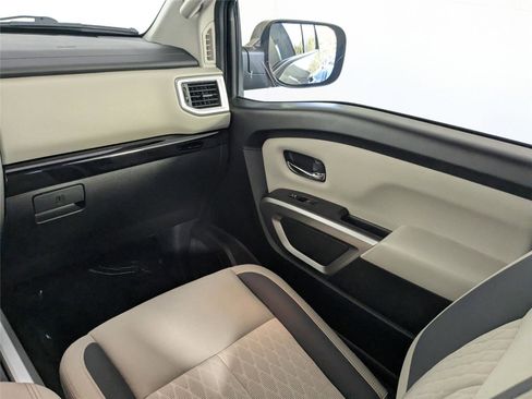 Used 2021 Nissan Titan SV w/ SV Convenience Package image 32