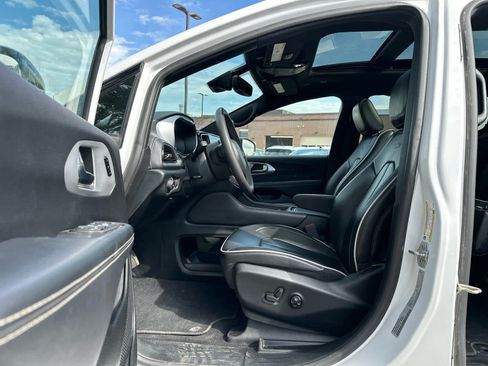 Used 2025 Chrysler Pacifica Limited FWD image 5