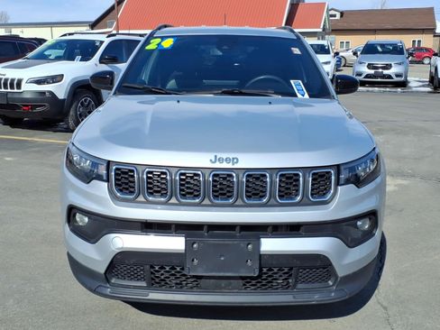 Used 2024 Jeep Compass Latitude AWD/4WD image 2