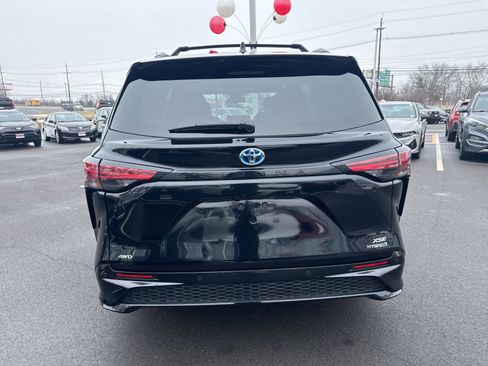 Used 2023 Toyota Sienna XSE w/ XSE Plus Package image 6