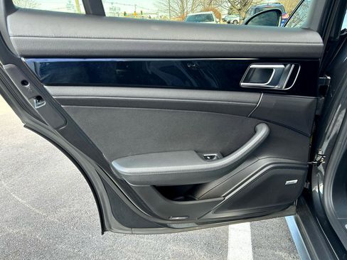 Used 2017 Porsche Panamera 4 image 32