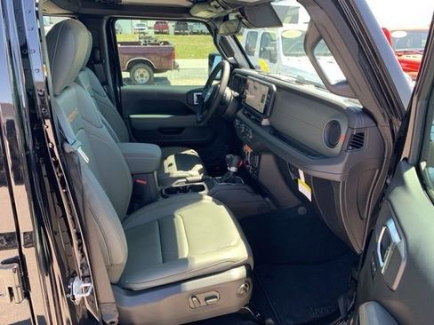 Used 2025 Jeep Gladiator Mojave w/ Convenience Group AWD/4WD image 27