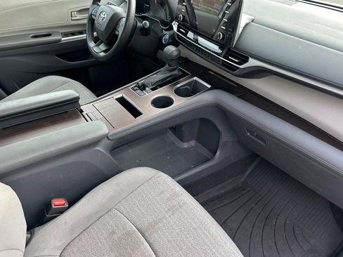 Used 2022 Toyota Sienna LE image 19