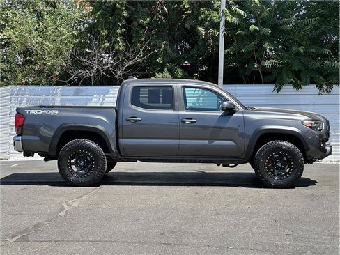 Used 2019 Toyota Tacoma TRD Off-Road AWD/4WD image 9