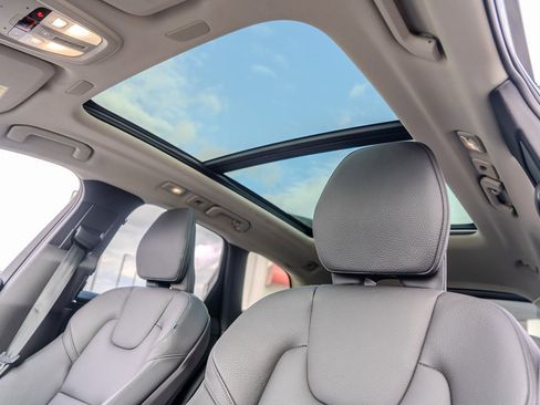 Used 2025 Volvo XC60 B5 Plus image 17