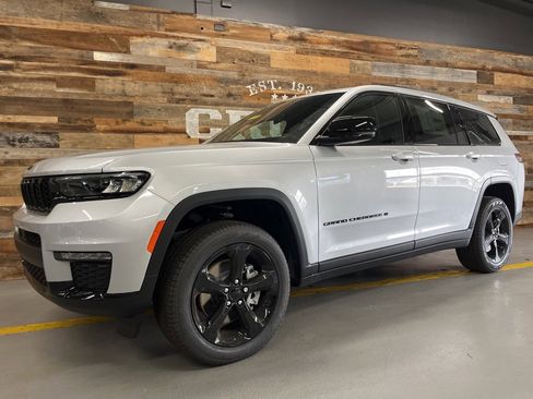 New 2025 Jeep Grand Cherokee L Limited w/ Black Appearance Package image 17