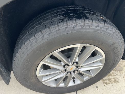 Used 2023 Chevrolet Traverse LT FWD image 3
