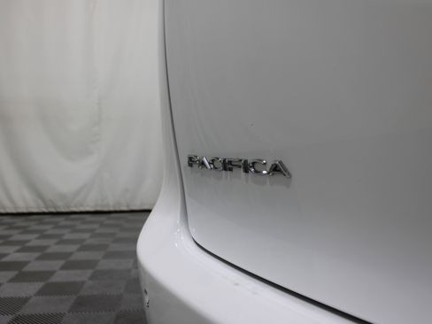 Used 2023 Chrysler Pacifica Limited FWD image 30