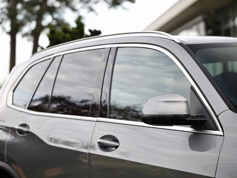 Used 2025 BMW X5 sDrive40i w/ Climate Comfort Package image 3