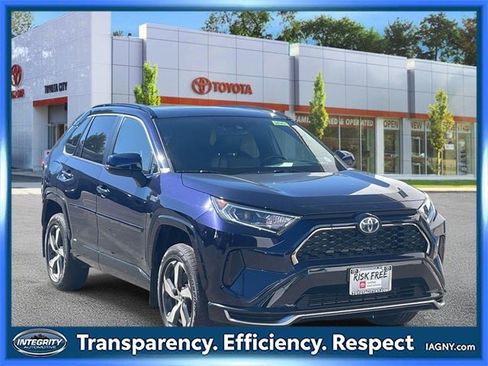 Used 2021 Toyota RAV4 SE image 1
