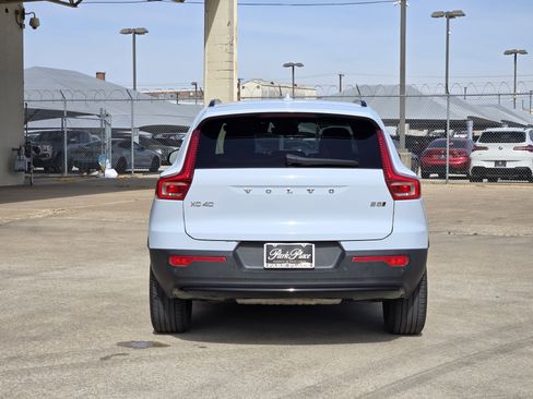 Used 2024 Volvo XC40 B5 Core image 8