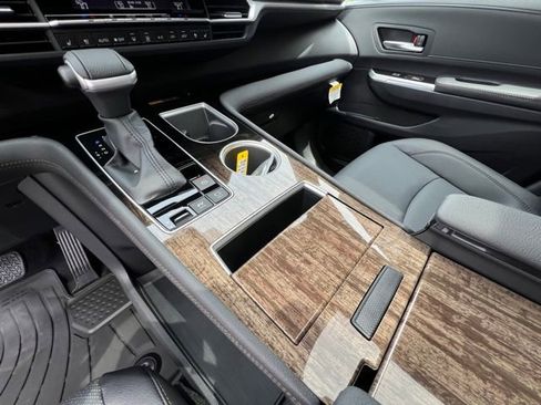 Used 2025 Toyota Sienna Limited image 25