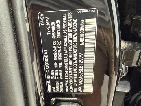 Used 2025 Porsche Macan AWD/4WD image 28