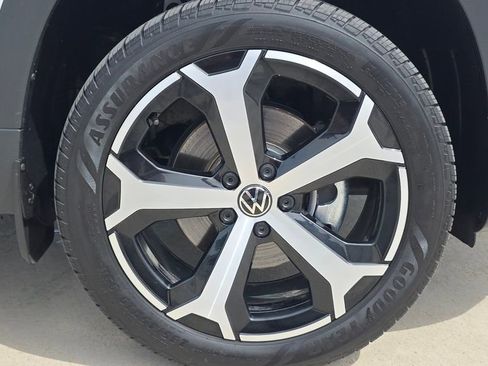 Used 2025 Volkswagen Taos SEL AWD/4WD image 11