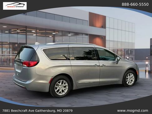 Used 2017 Chrysler Pacifica Touring-L FWD image 12