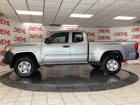 Used 2017 Toyota Tacoma SR AWD/4WD image 4