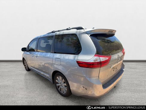 Used 2017 Toyota Sienna Limited Premium FWD image 7