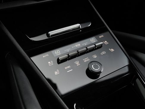 Certified 2024 Porsche Cayenne AWD/4WD image 23