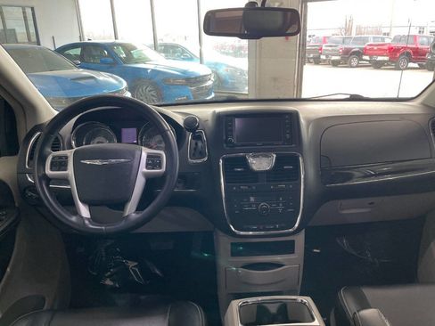 Used 2014 Chrysler Town & Country Touring image 23