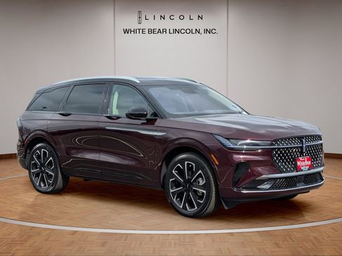 Used 2025 Lincoln Nautilus Reserve image 3