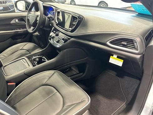 New 2027 Chrysler Pacifica Limited AWD/4WD image 31