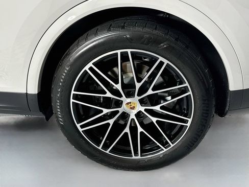 Certified 2024 Porsche Cayenne AWD/4WD image 33