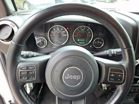 Used 2018 Jeep Wrangler Sahara w/ Connectivity Group AWD/4WD image 18