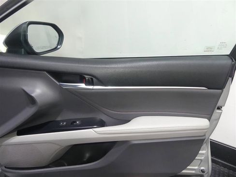 Used 2018 Toyota Camry XLE FWD image 19