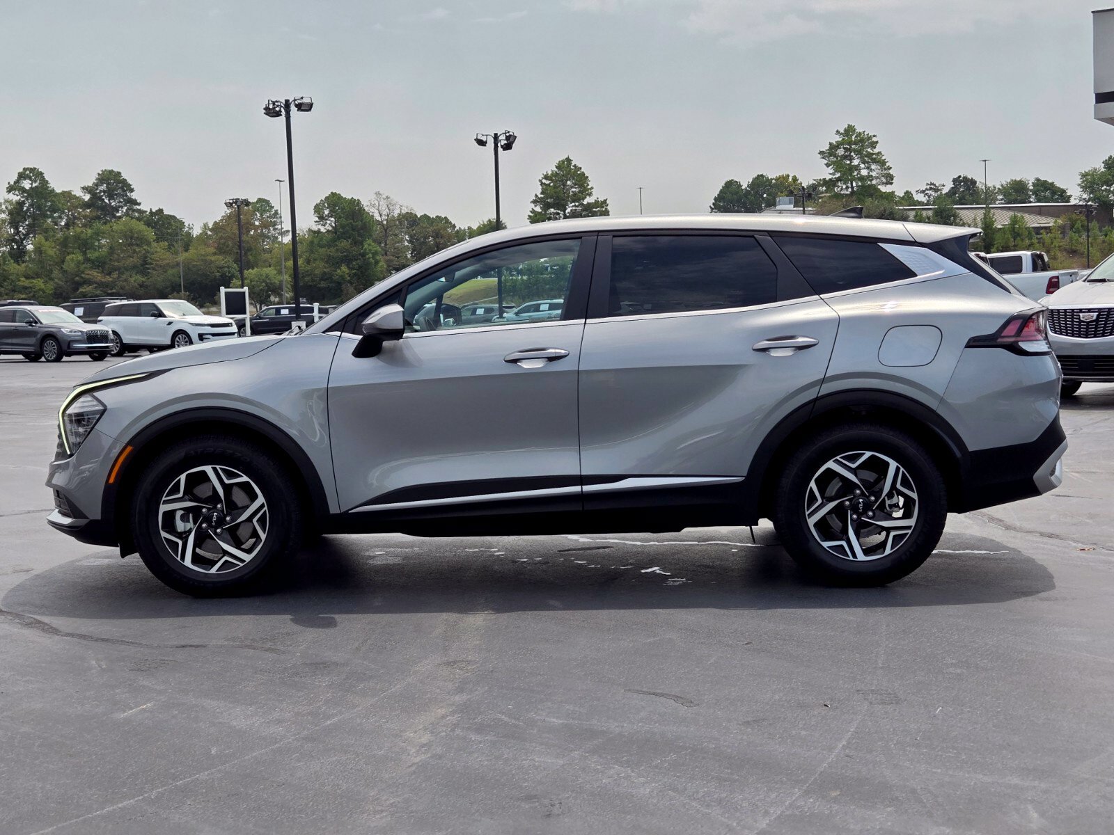 Used 2024 Kia Sportage LX FWD image 2