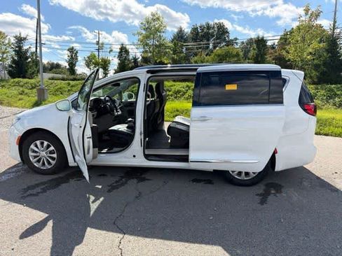 Used 2019 Chrysler Pacifica Touring-L FWD image 16