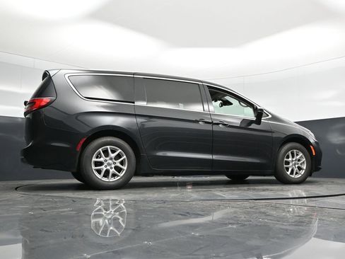 Used 2023 Chrysler Pacifica Touring-L FWD image 54