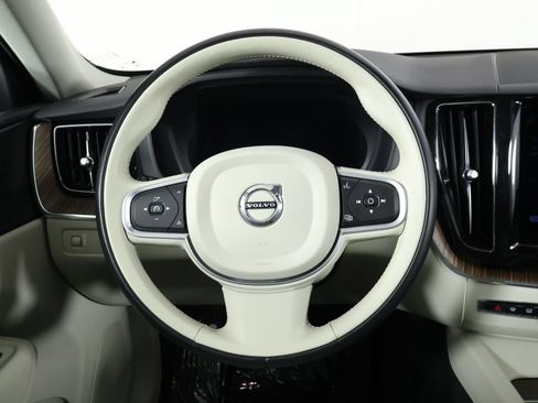 Certified 2022 Volvo XC60 B5 Momentum w/ Climate Package FWD image 8