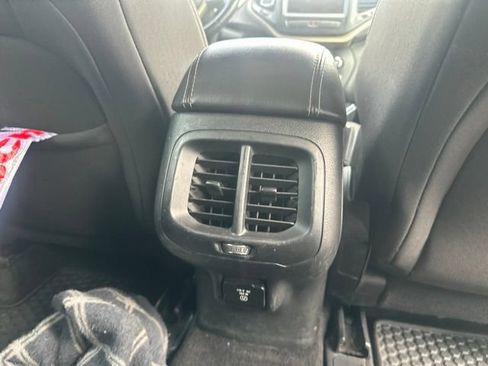 Used 2015 Jeep Cherokee Latitude w/ Cold Weather Group AWD/4WD image 12