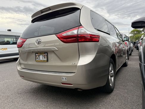 Used 2017 Toyota Sienna LE image 3