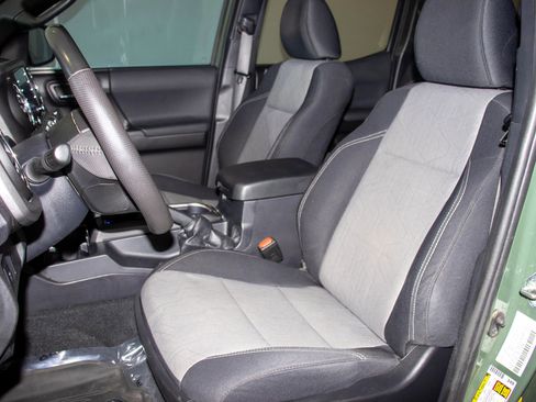 Used 2021 Toyota Tacoma TRD Off-Road w/ Technology Package AWD/4WD image 12