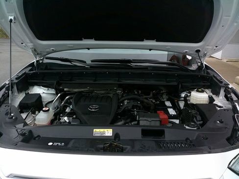 Used 2023 Toyota Highlander XLE image 8