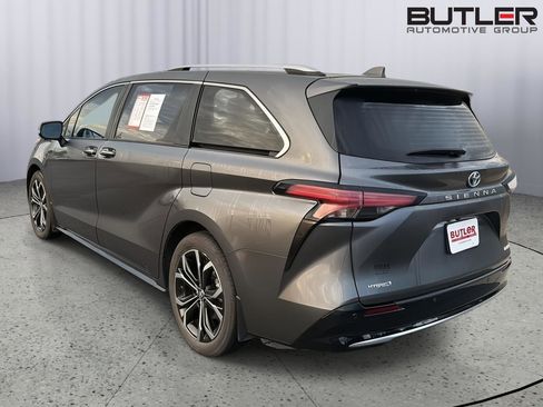 Certified 2025 Toyota Sienna Platinum FWD image 4