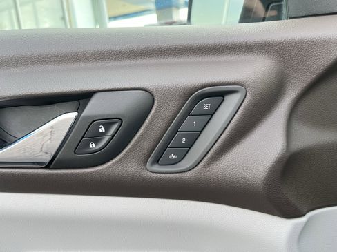 Used 2023 GMC Acadia SLT w/ Preferred Package image 12