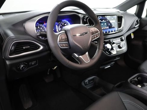 New 2026 Chrysler Pacifica Select image 21