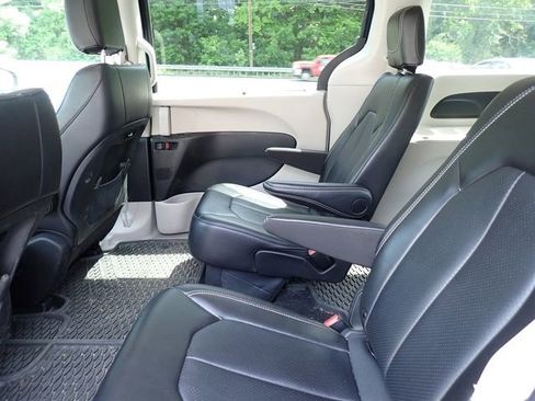 Used 2024 Chrysler Pacifica Touring-L FWD image 11